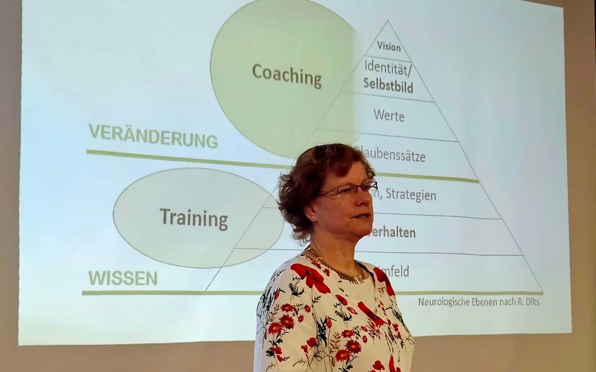 Silke Ziegler-Pierce bei einem Vortrag in Halle (Saale)